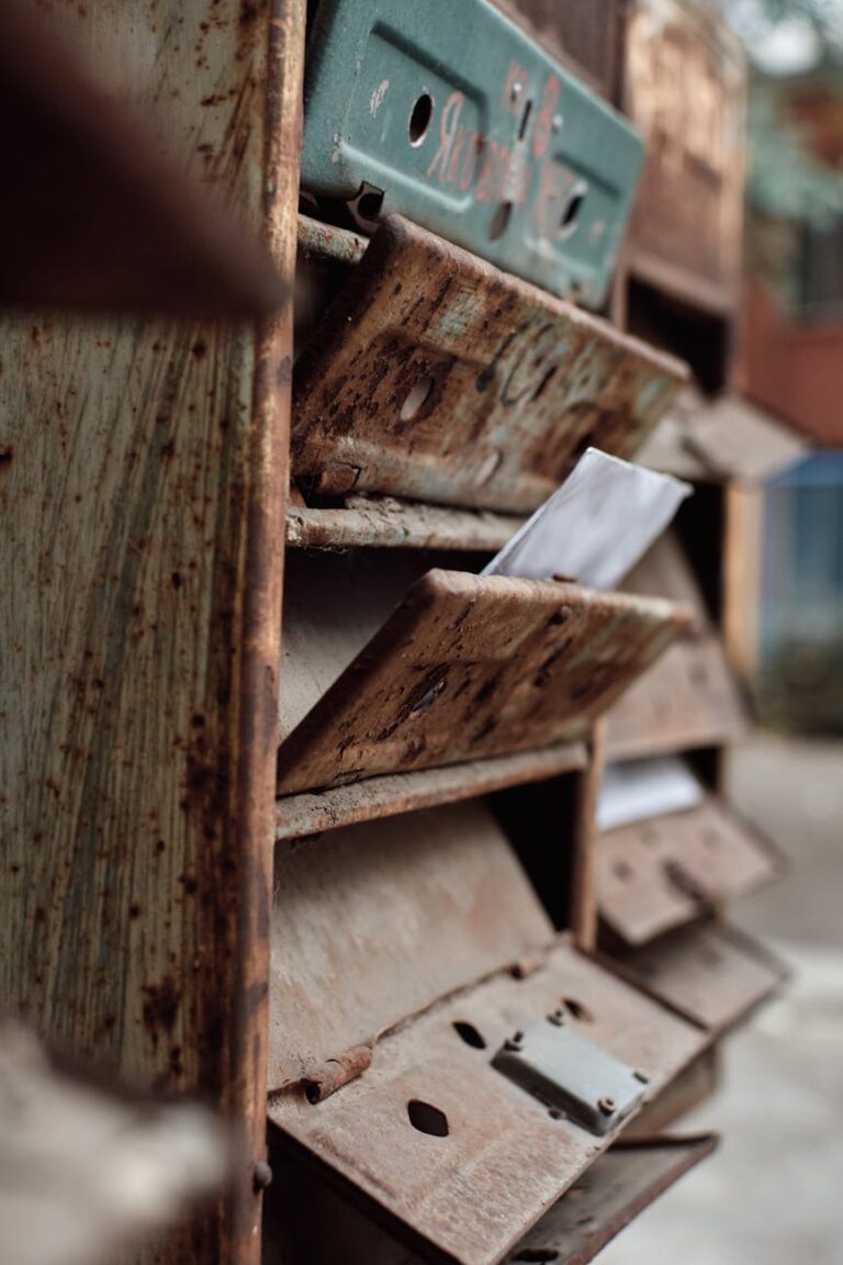 photo of a rusty mailbox